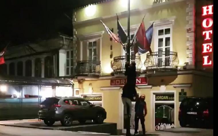 U centru Sarajeva: Navijači Armenije skidaju turske zastave /VIDEO/