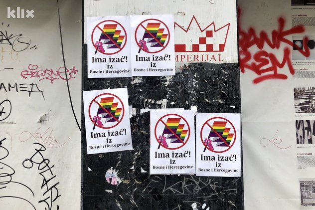 U centru Sarajeva osvanuli plakati sa prekriženim logom povorke ponosa