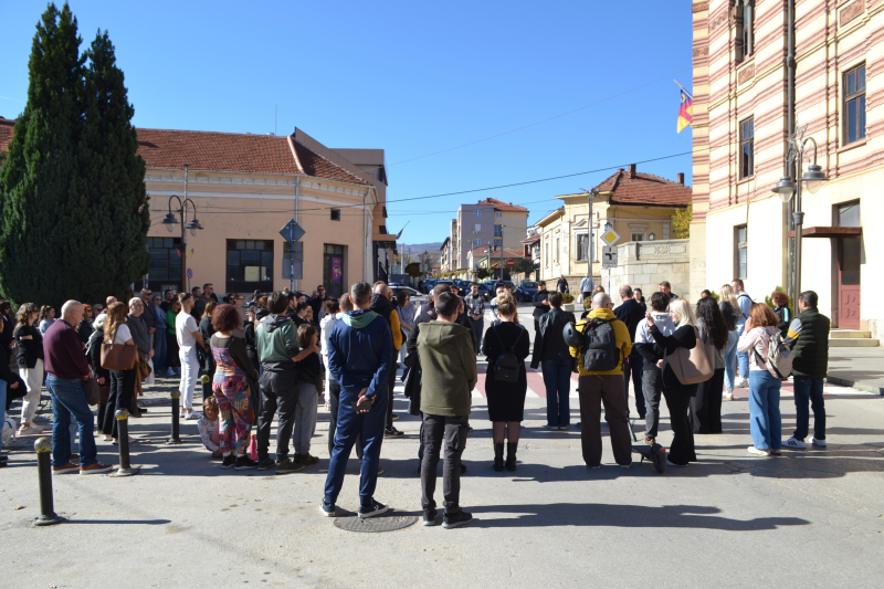 U centru Vranja održana šesnaestominutna tišina u znak sećanja na stradale u Novom Sadu (Foto)