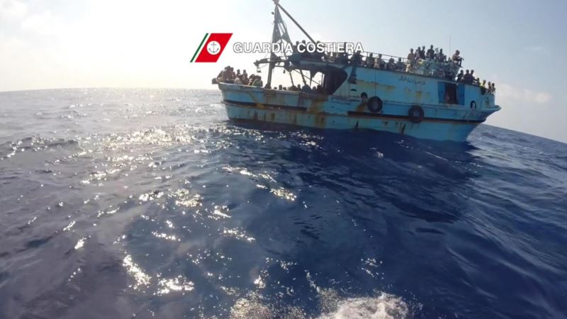 U crnogorsku luku uplovio brod sa 17 migranata 