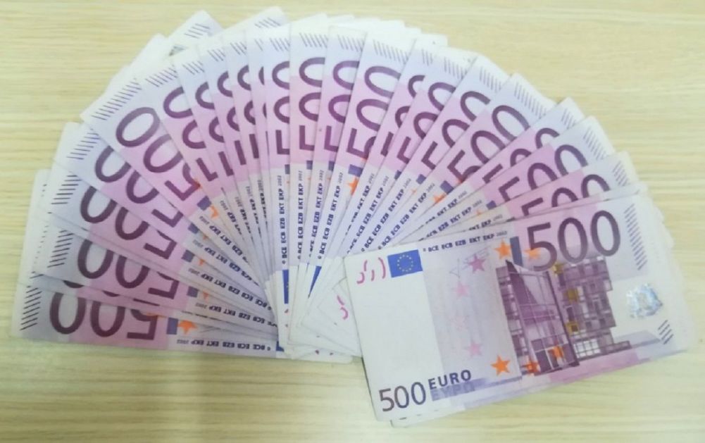 U džepovima jakne sakrio više od 70.000 evra