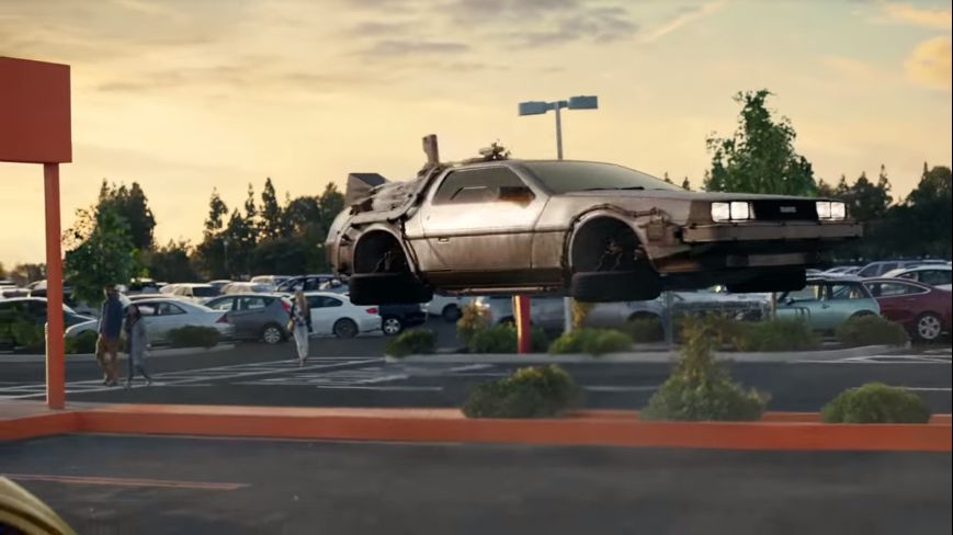 U reklami čak 12 legendarnih filmskih automobila VIDEO