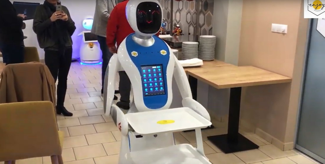 U kafiću u Budimpešti roboti uslužuju goste i pričaju viceve (VIDEO)