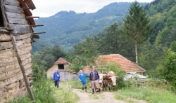 U kuršumlijskom selu Trešnjica ljudi žive u kućama od blata, bez automobila, telefona i ...