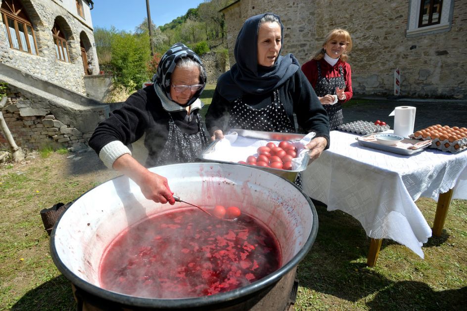 U manastiru Rakovac na Fruškoj gori farba se 1.500 jaja za Vaskrs