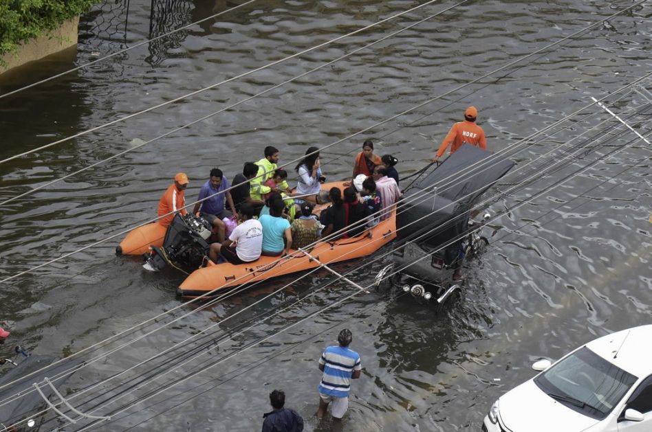 U monsunskim poplavama u Indiji stradalo više od 140 ljudi