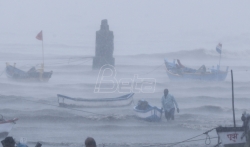 U naletu ciklona i brodolomu kod obala Mumbaja nestalo 127 ljudi (FOTO)