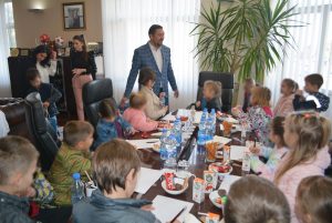 U okviru Dečije nedelje predškolci posetili predsednika opštine Inđija