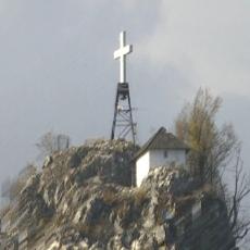 U ovu crkvu u Srbiji mogu da stanu samo DVE OSOBE! Nalazi se na litici, a ako ste grešni PADATE U PONOR (FOTO)