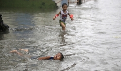 U poplavama u Vijetnamu stradalo najmanje 20 ljudi, više od 10 nestalo (VIDEO)