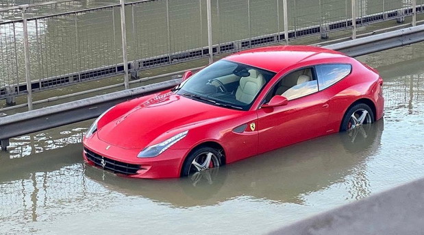 U poplavi stradao i Ferrari FF