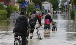 U poplavljenim delovima Italije spasioci pokušavaju da stignu do izolovanih stanovnika 