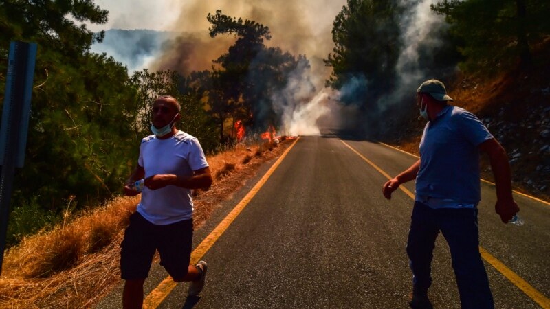 U požarima u Turskoj osam mrtvih, evakuacija turista