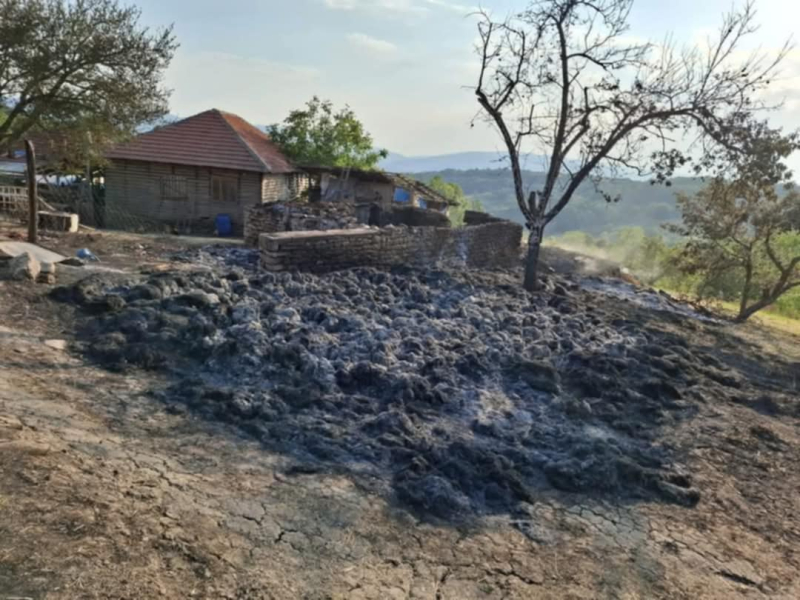 U požaru kod Vranja izgorelo 100 kokošaka i 4.000 bala sena