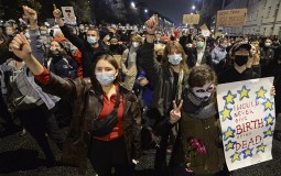
					U protestu protiv zabrane abortusa Poljakinje blokirale saobraćaj 
					
									