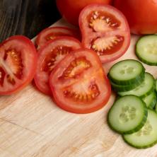 U salatu stavljate KRASTAVAC i PARADAJZ zajedno? Ruski nutricionista objašnjava zašto to nije dobro