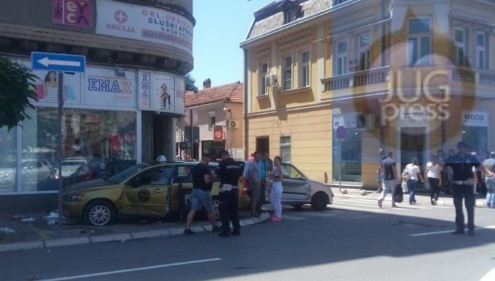 U saobraćajnom udesu u Dušanovoj ulici povređena žena