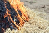 U selu Klina zapaljen pomoćni objekat povratniku, izgorele stotine bala sena