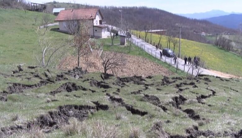 U selu Sitniče klizište preseklo put (Video)