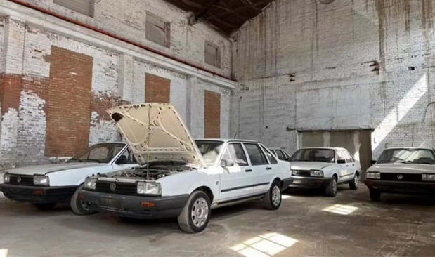 U skladištu pronađeno pet nekorišćenih Volkswagena Santana