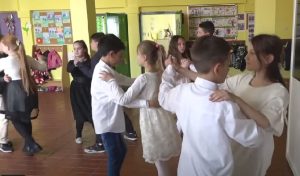 U školi u Banatskom Brestovcu đaci uče ples za kraj školske godine