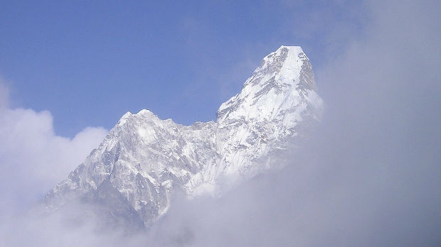 U snežnoj oluji na Himalajima poginulo devet osoba