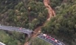 U sred dana propalo 30 metara mosta na auto-putu: Automobili zamalo sleteli u provaliju  (VIDEO)