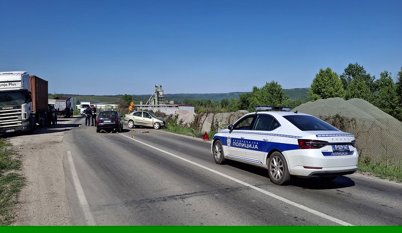 U sudaru putničkih automobila povređene dve osobe