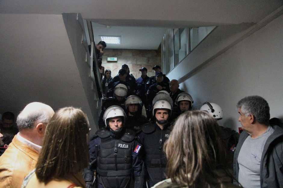 Žandarmerija izvela demonstrante iz RTS-a (FOTO)