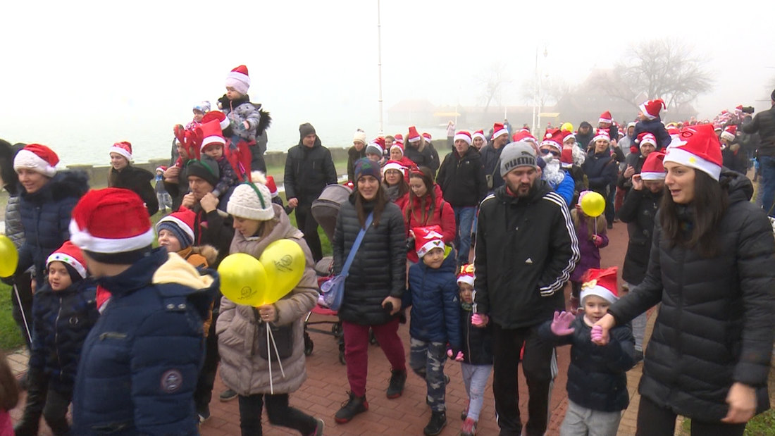 U tradicionalnoj trci Deda Mrazeva učestvovalo preko 2.000 učesnika