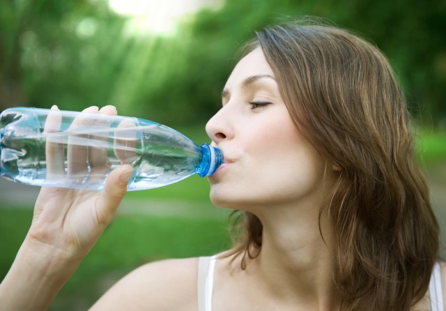 U vašoj flašici vode krije se i do 300 hiljada opasnih bakterija