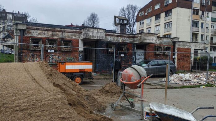 U zgradi nekadašnje samousluge na Delijskom visu biće apoteka i pošta, počela rekonstrukcija