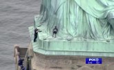 U znak protesta žena se popela na Kip slobode FOTO/VIDEO