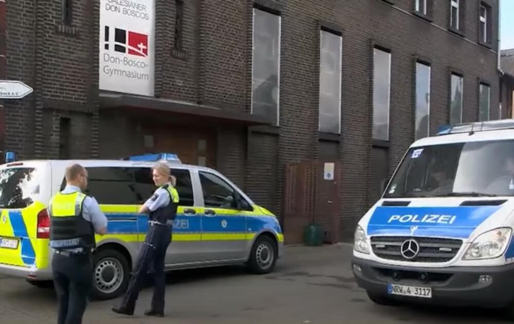 UČENIK UPAPŠEN ZBOG PLANIRANJA NAPADA NA ŠKOLE: Zaplenjeno razno oružje i materijal za bombe u njegovom stanu u Nemačkoj (VIDEO)