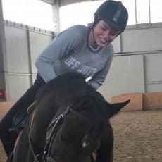 UČI DA JAŠE: Pogledajte kako Ana Mihajlovski komunicira sa konjićem! (VIDEO)
