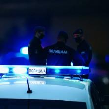 UDES U ŽELEZNIKU: Vozač Audija udario u Pežo, predstavio se kao sudija, pa pokušao da pregazi čoveka (FOTO)