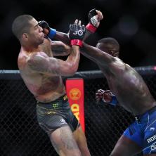 UFC: Adesanja BRUTALNIM nokautom vratio titulu (VIDEO)