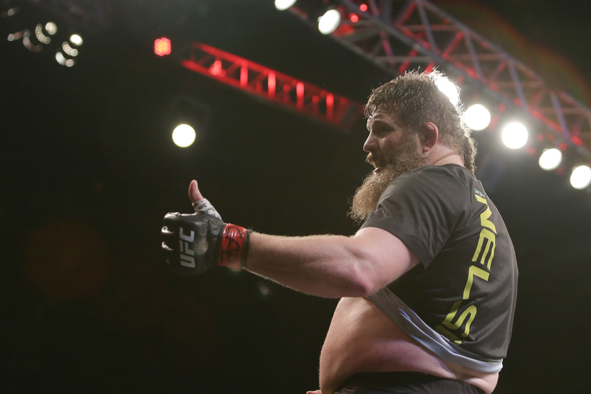 UFC BORAC POLUDEO: Nije hteo više da bije protivnika, ali jeste sudiju (VIDEO)