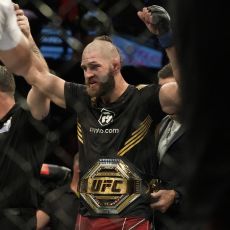 UFC: Čeh GUŠENJEM stigao do trona