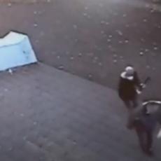 UHVAĆEN NA DELU! Muškarac mu polako prilazi s leđa, udara i pada: Snimak napada na profesora škole u Boru (VIDEO)