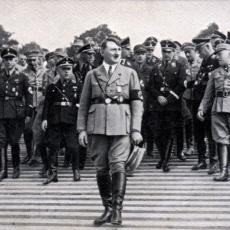 UHVAĆEN U NEZGODNOJ POZI! Nakon što je video fotografiju, Hitler je svima ZABRANIO nošenje OVE odeće! (FOTO)