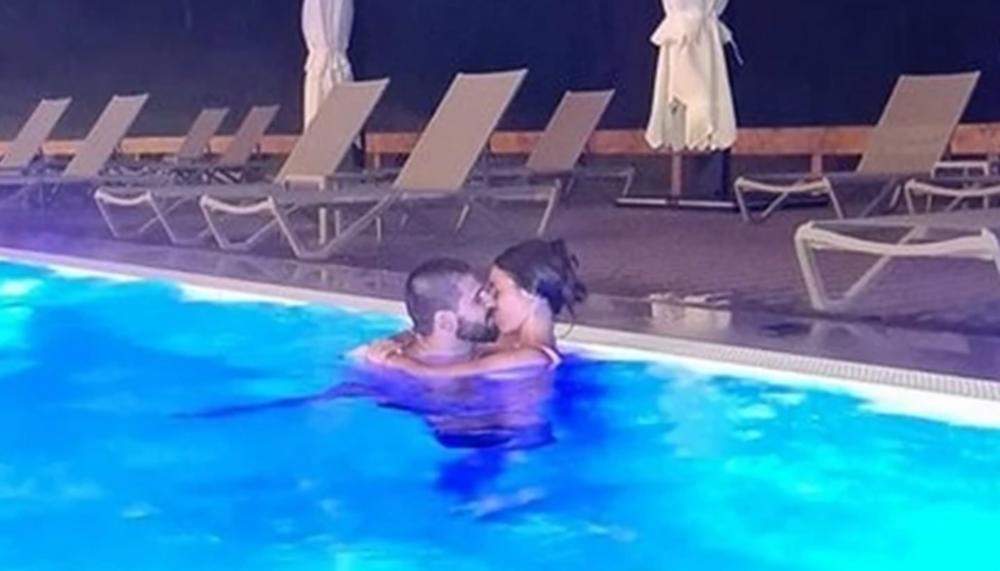 UHVAĆENI U NEZGODNOM TRENUTKU! Aleksandar Mitrović uslikan kako DELI INTIMU u bazenu sa suprugom Kristinom! FOTO
