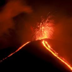 UMALO STRADAO ZBOG SELFIJA: Turista upao u krater vulkana u Italiji, jedva ga izvukli