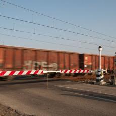 UMALO TRAGEDIJA! LOKOMOTIVA UDARILA AUTO KOD RUME: vozač lakše povređen!