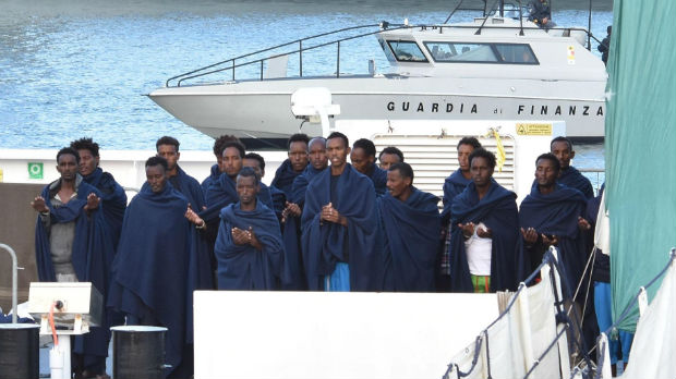 UNHCR poziva članice EU da hitno prime migrante sa  broda u Italiji