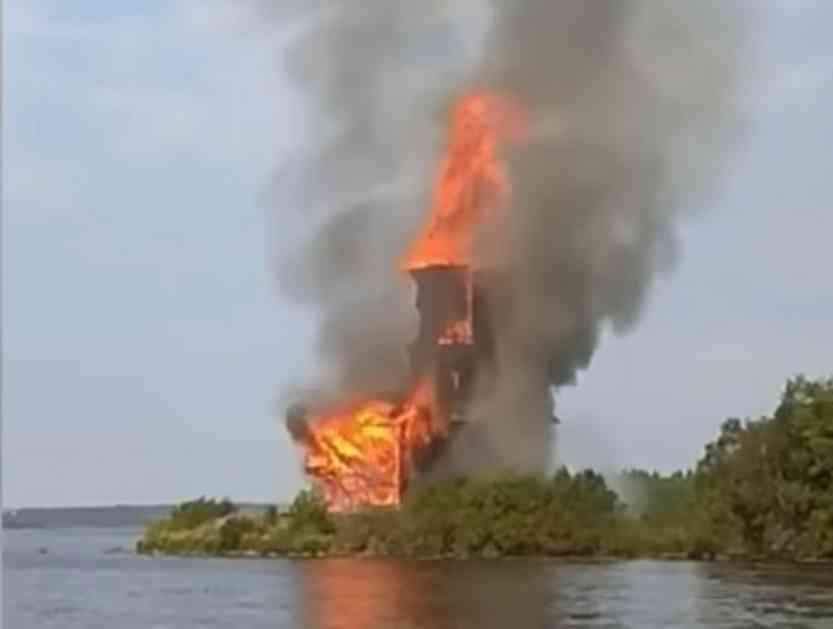 UNIŠTENO ČUDO ARHITEKTURE U RUSIJI: Jedinstvena drvena crkva iz 18. veka izgorela u podmetnutom požaru (VIDEO)