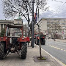 UPALIO TRAKTOR, DAO GAS, VIKAO PA BEŽAO! Blokader napravio haos kod Pionirskog parka - uhapšen je!