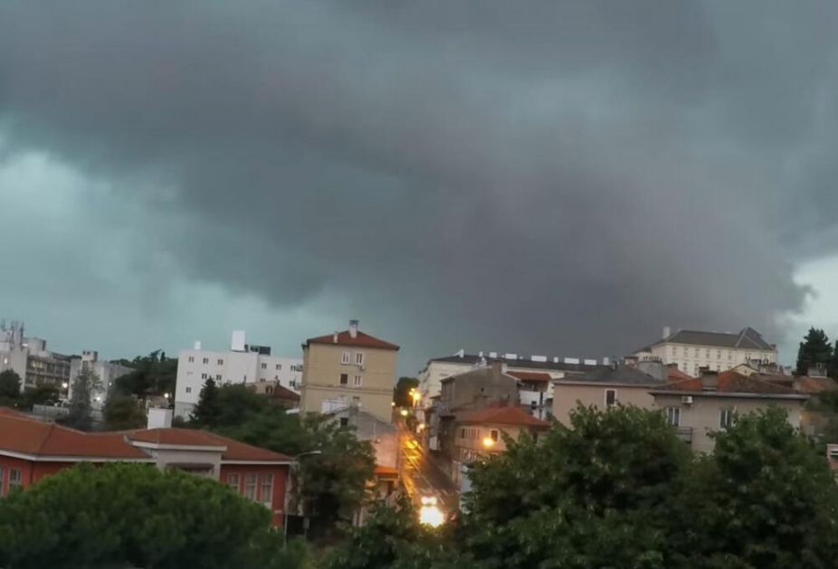 UPOZORENJE RHMZ! STIŽU PLJUSKOVI SA GRMLJAVINOM: U toku večeri očekuju nas snažne padavima u ovim delovima Srbije!