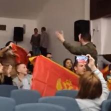 UPRKOS PORAZU ĐUKANOVIĆA: Pesma i crnogorske zastave u štabu DPS-a (VIDEO)