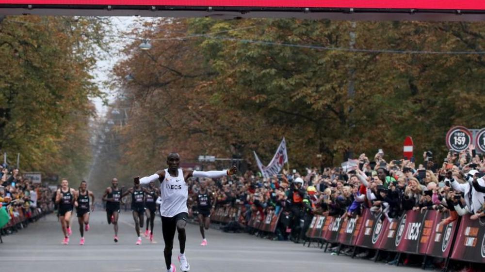 UŠAO U ANALE: Kenijac prvi u istoriji istrčao maraton za manje od dva sata i oborio sopstveni svetski rekord!